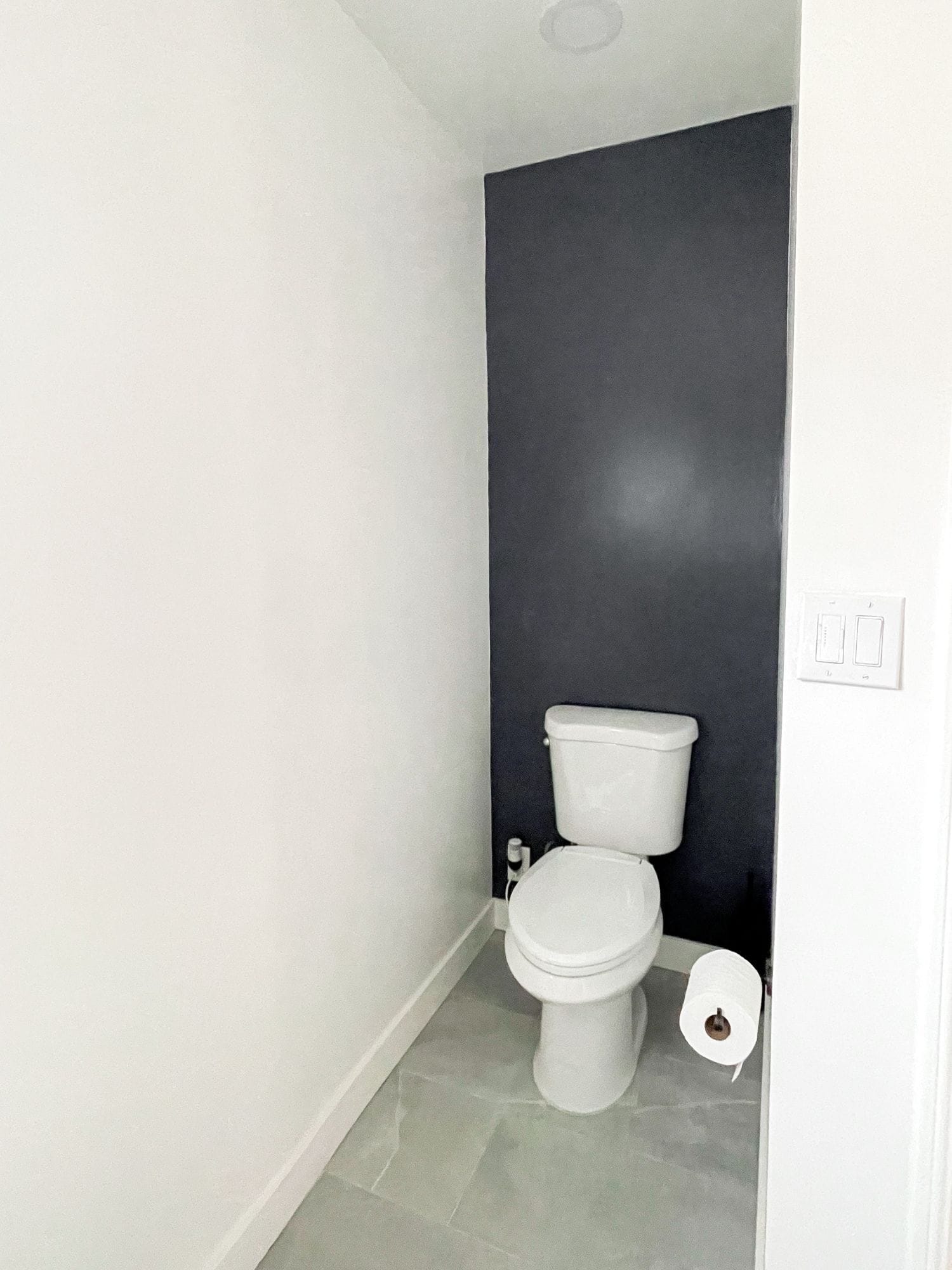 Navy bround wall bathroom