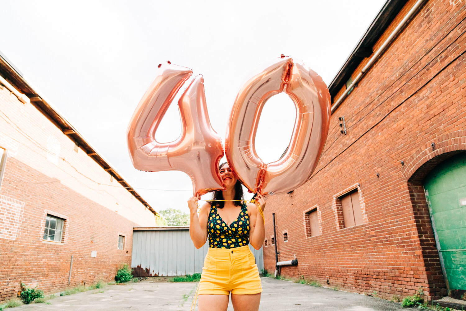 40th Birthday Photoshoot Ideas - Casual With 40 Balloon